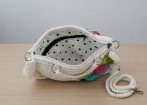 حقيبة يد كروشية أوف وايت مزينة بالزهور